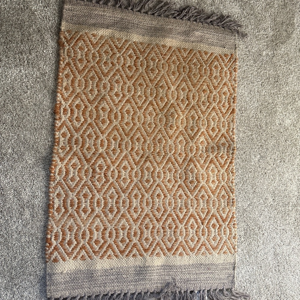 Geometric Patterned Woven Rug 20 x 30 in